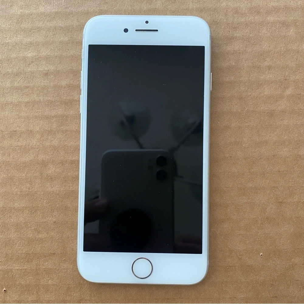 Apple iPhone 7 White 128GB with Transparent Phone Cover, UNLOCKED